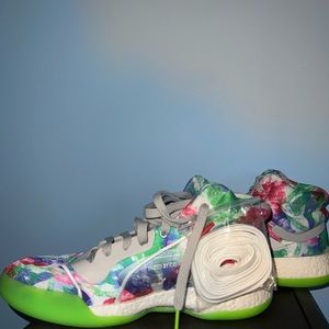 Brand new never worn. Great for streetwear, basketball, and gym!!